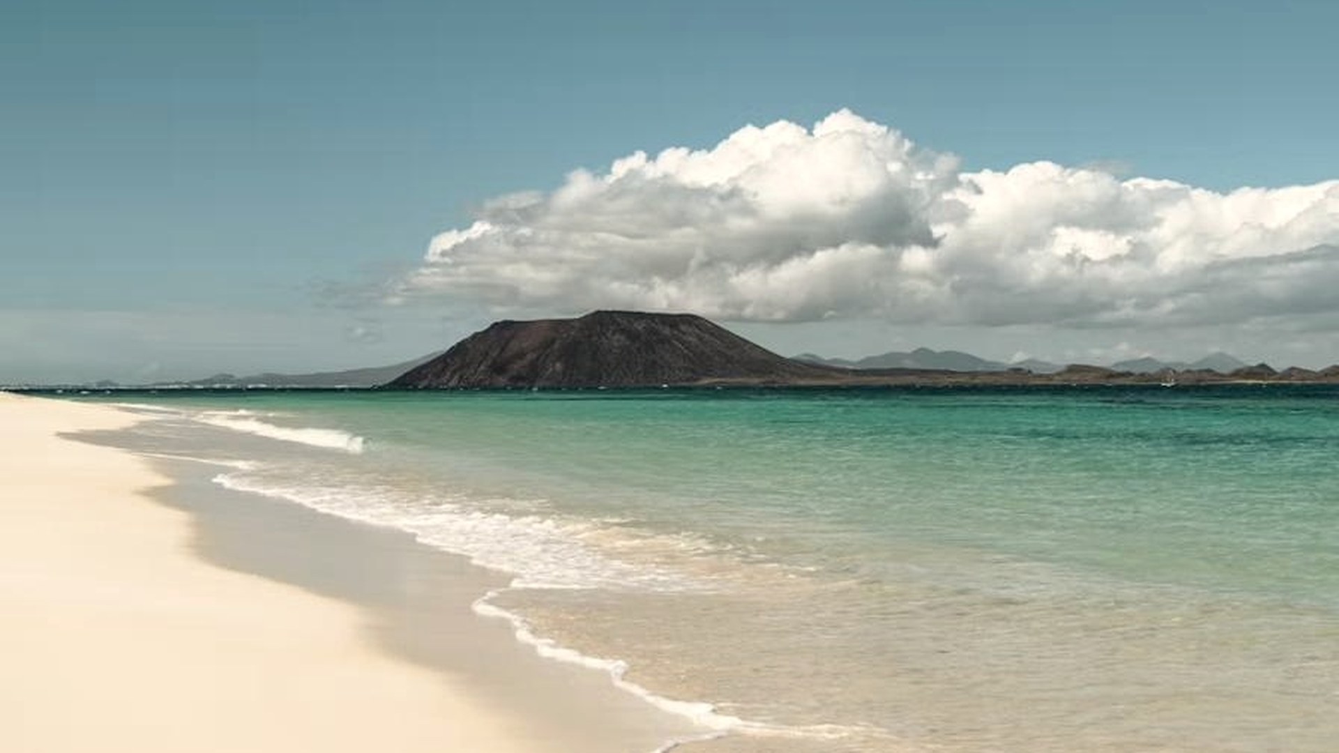 Playa de Corralejo con el Islote de Lobos al fondo, Fuerteventura